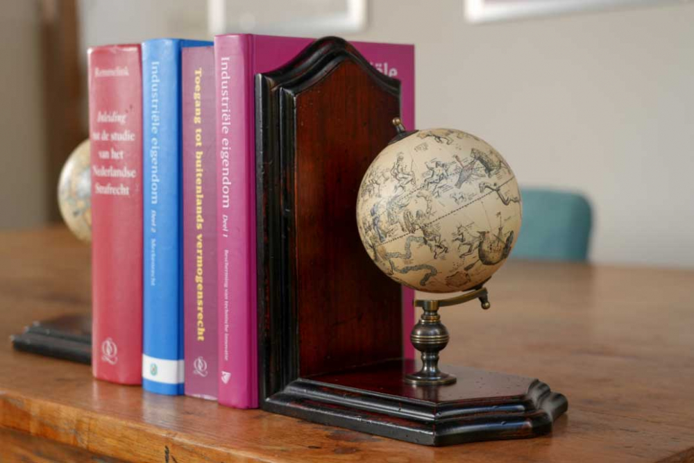Globus-Buchstützen mit historischer Kartografie