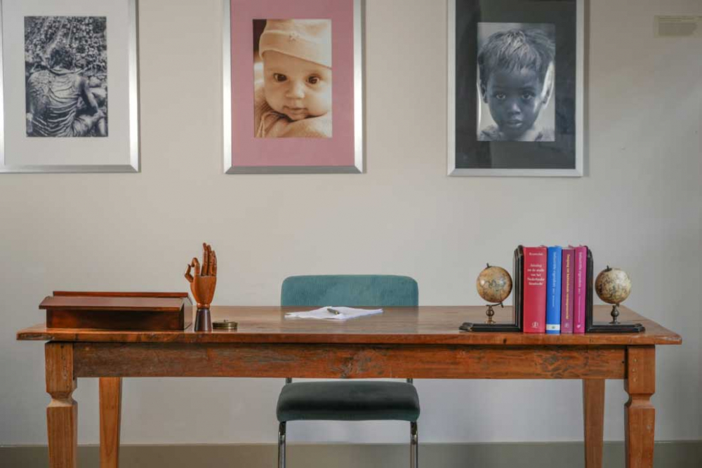 Globus-Buchstützen mit historischer Kartografie