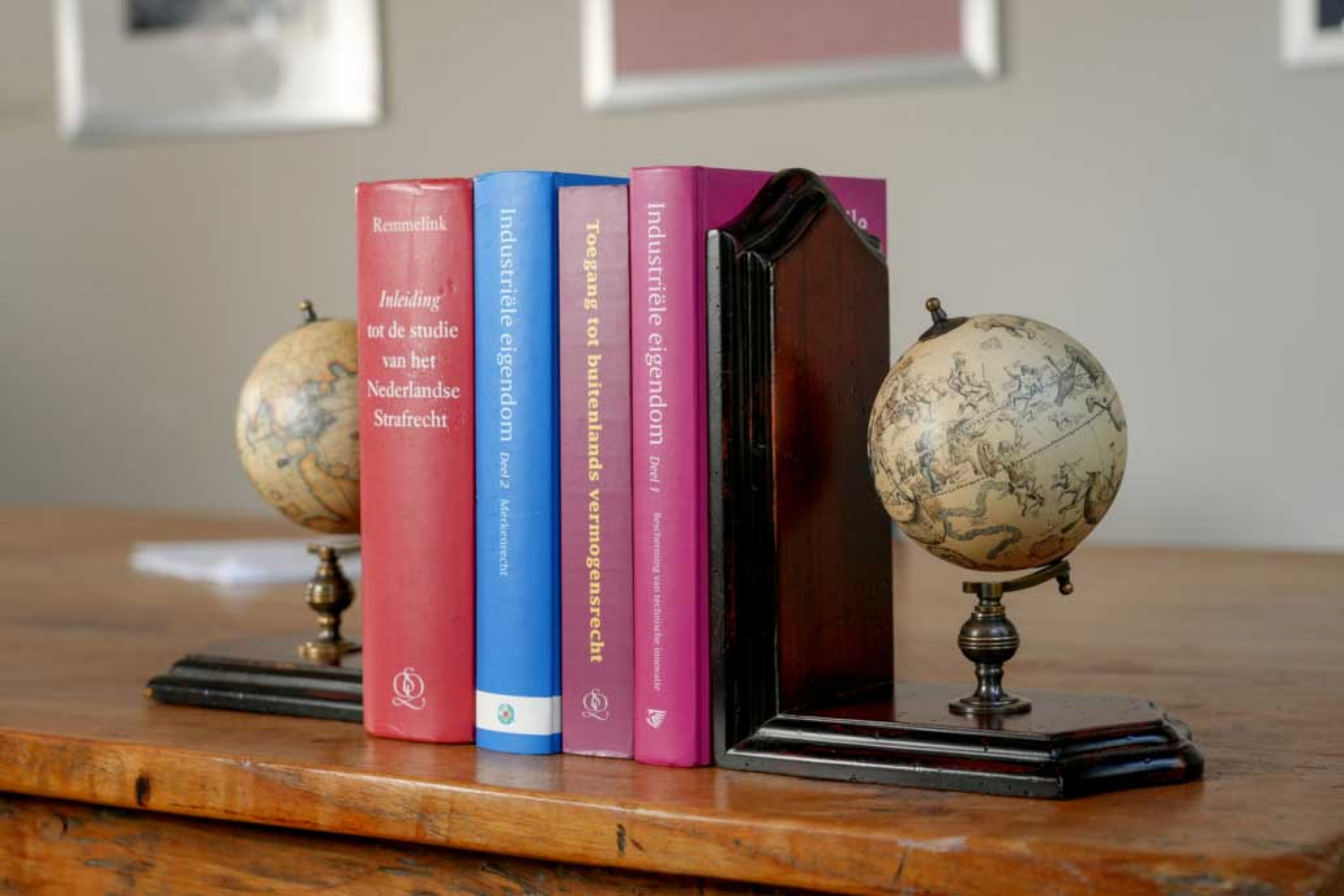 Globus-Buchstützen mit historischer Kartografie