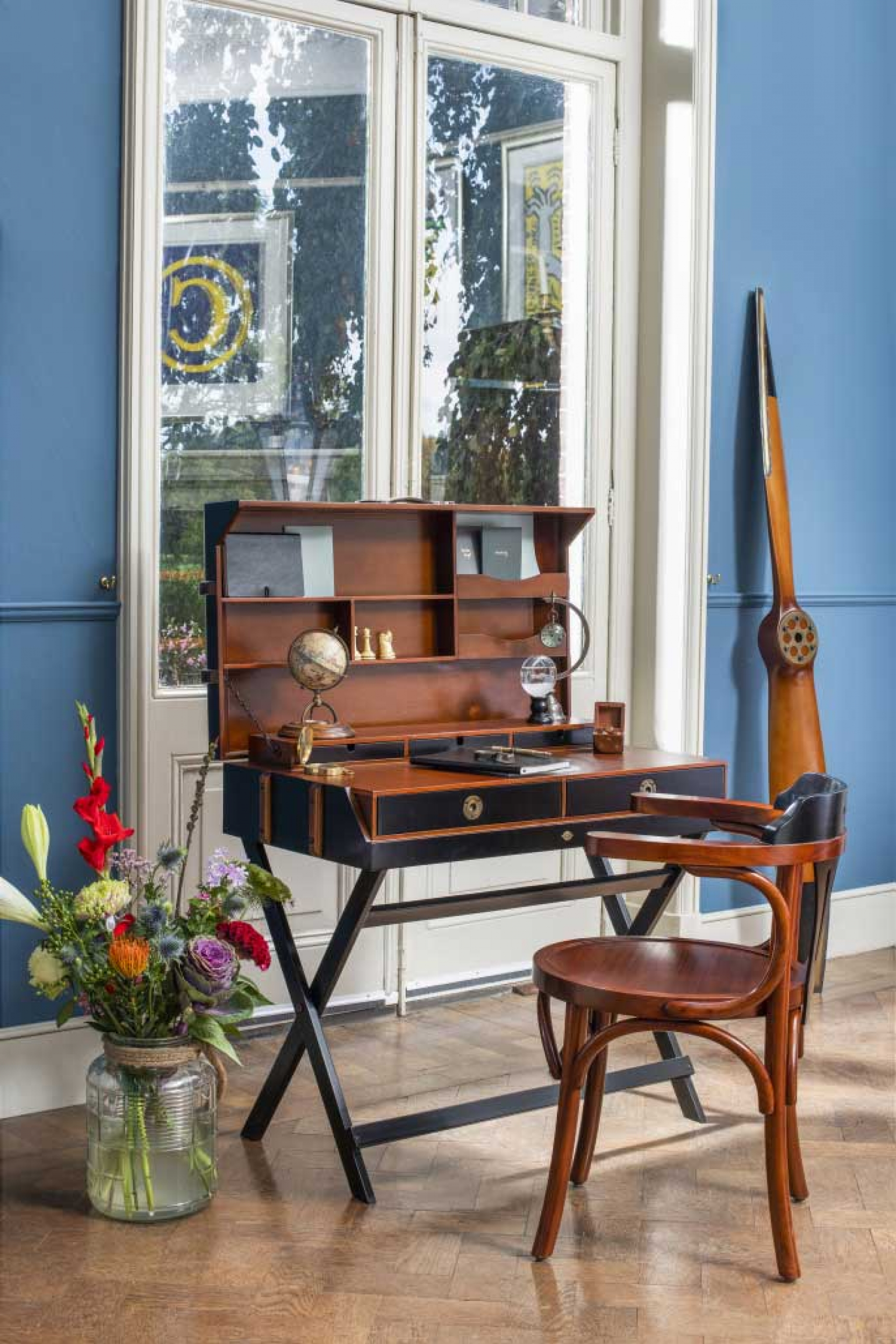 Erdglobus mit Kompass