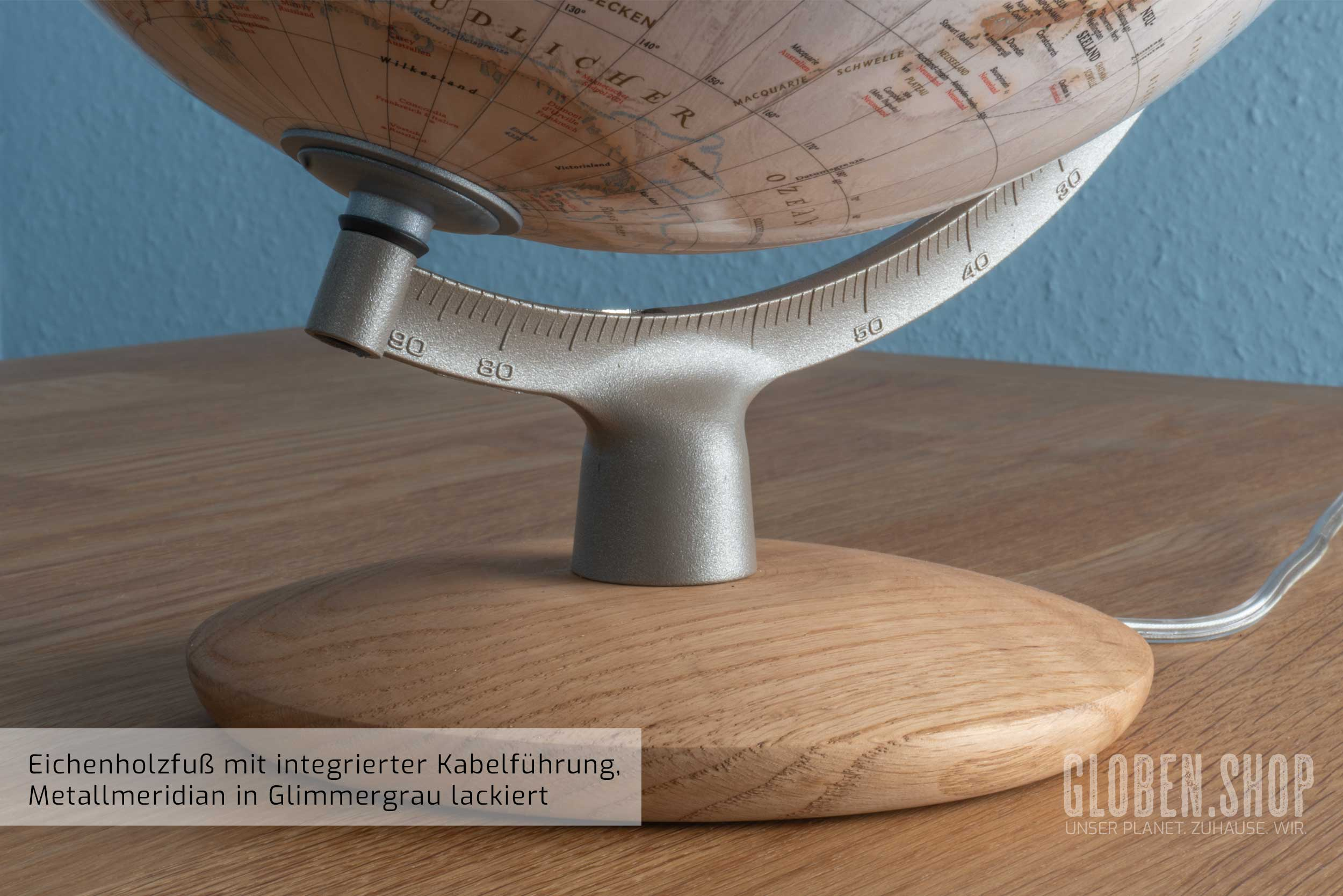 Eichenholzfuß mit integrierter Kabelführung, Metallmeridian in Glimmergrau lackiert